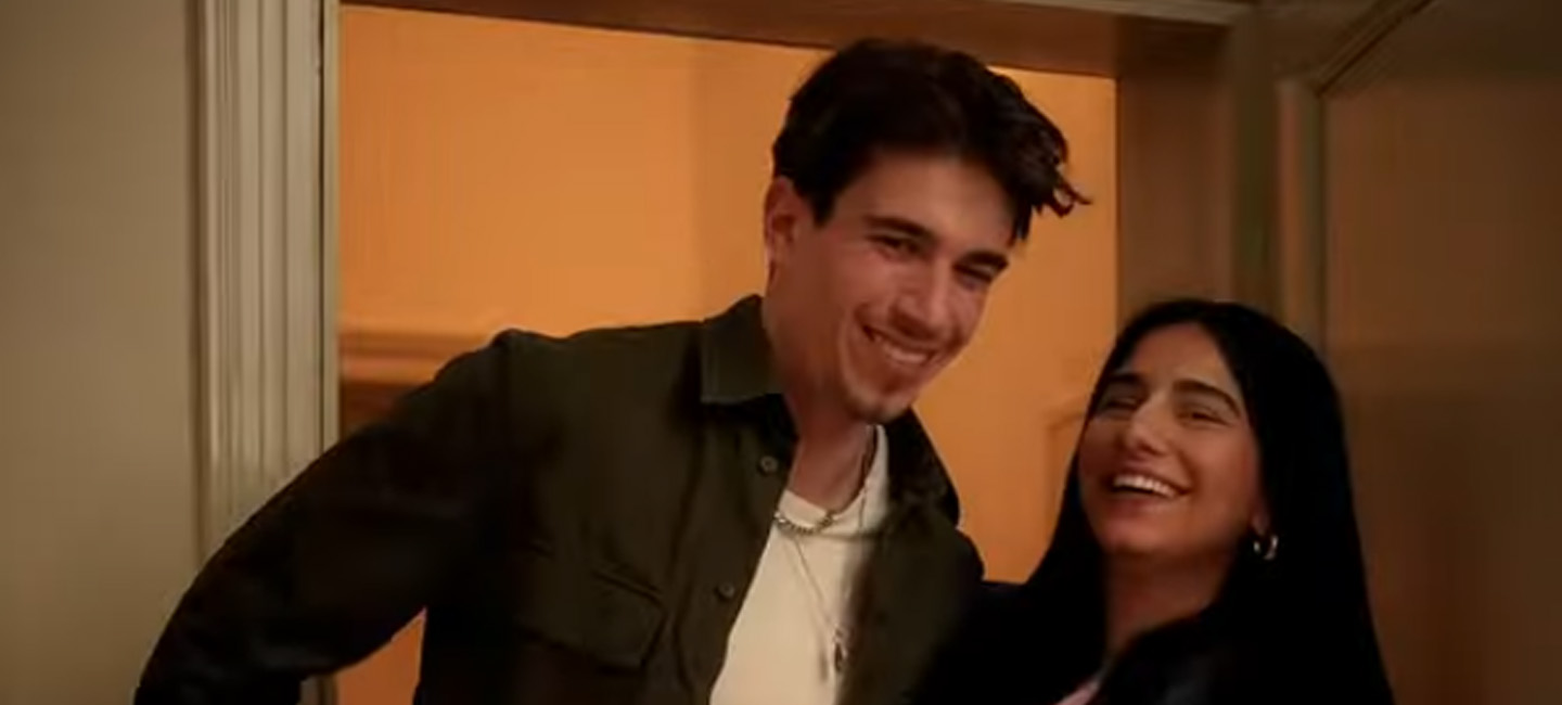 Junges Paar kommt nach Hause