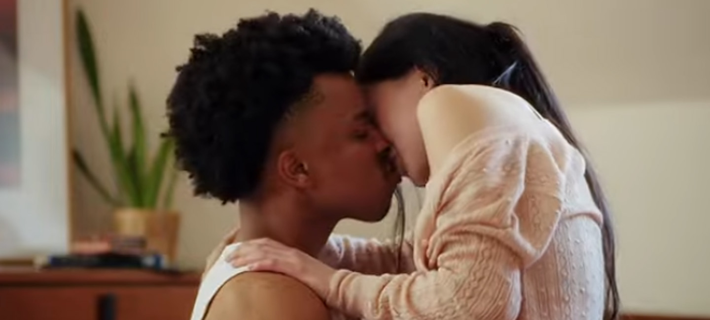 Junges Paar küsst sich