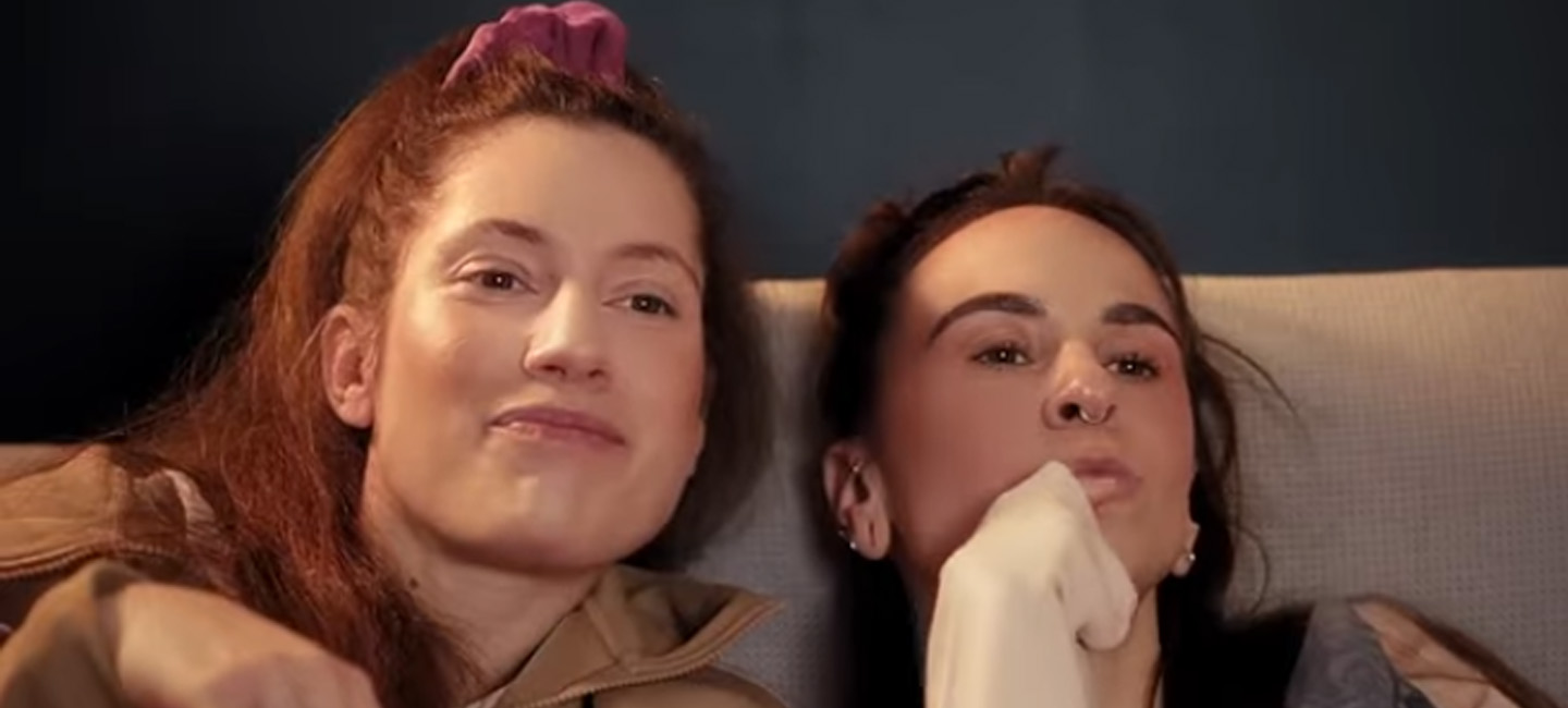 Junge Frauen sitzen auf der Couch